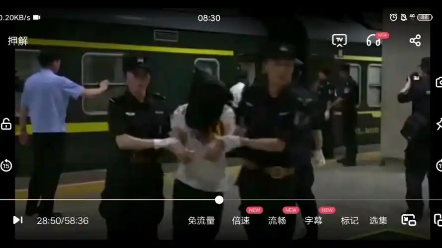 手铐脚镣重装押解的女电诈犯罪嫌疑人