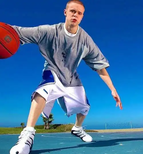 他就是被誉为"美国第一街球手"的格雷森·鲍彻.