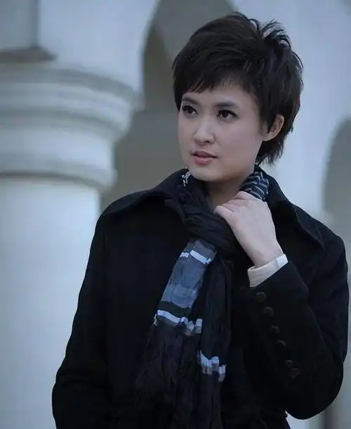 宝藏主持人桑晨才华出众,21岁进入央视,曾坦言:本来想学跳舞的