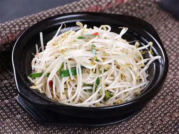 最便宜的菜绿豆芽解锁高级做法教你做一款合格的清炒绿豆芽