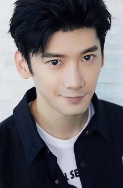 简介:刘芮麟帅气休闲写真图片,分享一组刘芮麟图片给大家,图中的明星