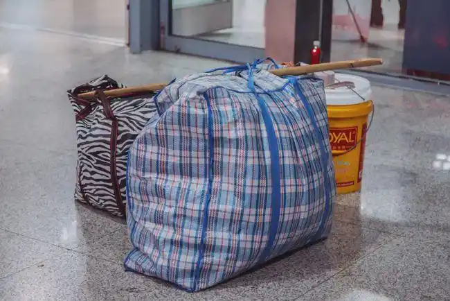 实拍春运下的重庆北站世界再大回家过年