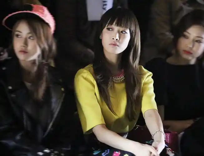 宋茜是以fx组合队长的身份出道的,她最初的经典的发型是长发加上厚厚