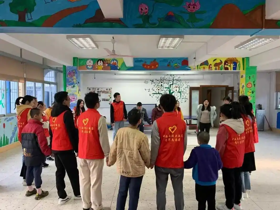 公益活动让爱走进福利院