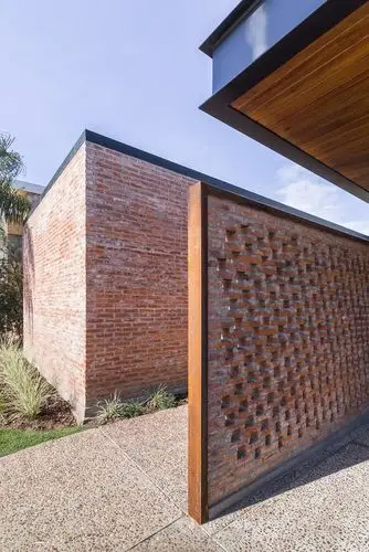 粗糙的红砖砌筑起这座精致的住宅