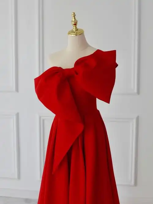 心水的红色蝴蝶结礼服呼和浩特婚纱店