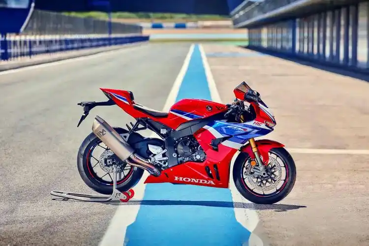 11月 7 日,honda 向欧洲市场发布了 2024 cbr1000rr-r