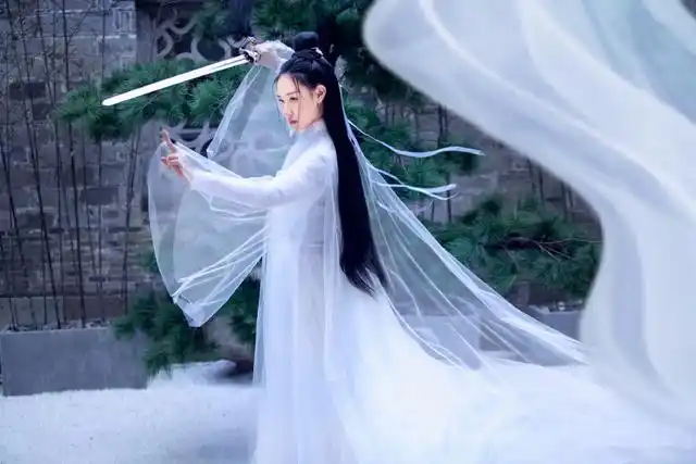 古风图片女子白衣持剑,亲们谁知道左边这个白衣古装女是谁啊?谢谢!