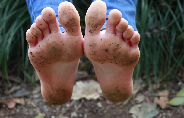 足底被称为"第二心脏",坚持赤脚走路,身体会收获什么好处?