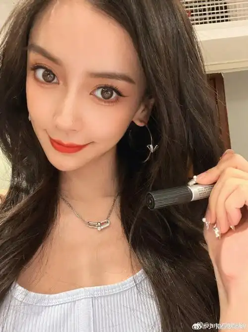 杨颖脸颊比心随拍##angelababy脸颊比心自拍##angelababy水蓝人鱼姬