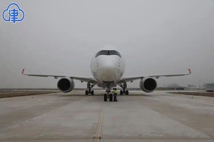 天津机场边检站保障今年首架入境总装空客a350快捷通关_飞机_工作