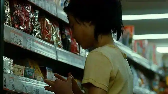 小偷家族:男孩每次偷东西前,都会做一个手势,这个动作你明白吗