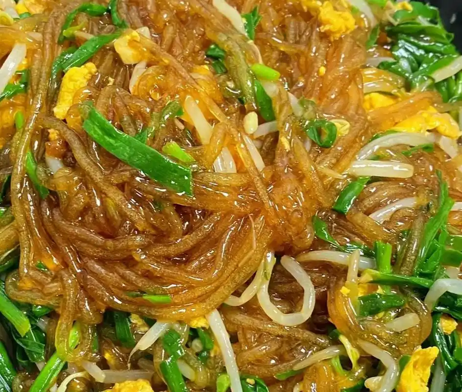 豆芽韭菜炒粉丝  食材:粉丝,豆芽,鸡蛋,韭菜,蒜末  1,粉丝煮熟过凉水