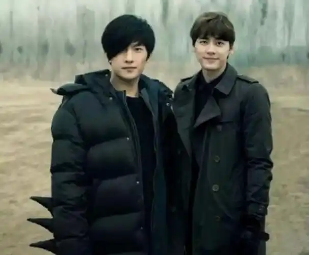 当180的杨洋与181的李易峰同框站在一起谁谎报身高一目了然