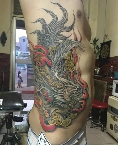 80后男士侧腰部霸气邪龙纹身图案