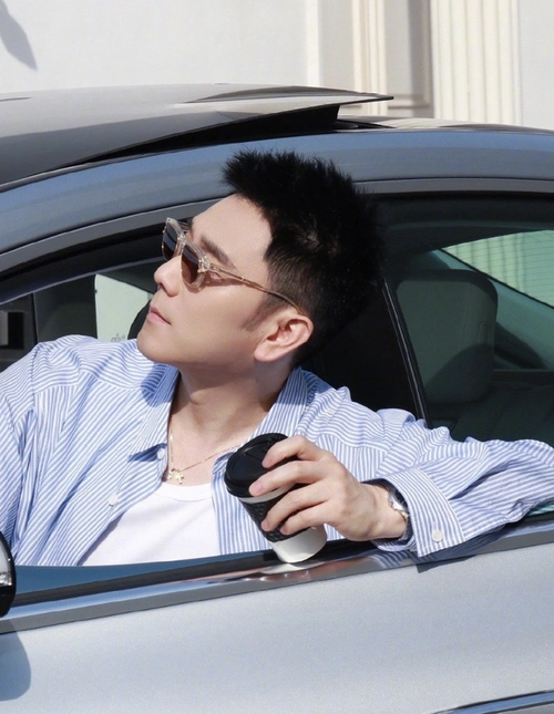 林依轮晒与21年前专辑封面对比照,52岁颜值未改,清爽不油腻