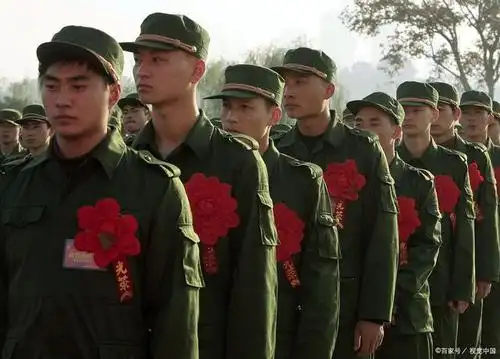 高中毕业考军校都是后来比较兴起的事情,我的那个年代,也有军校可考
