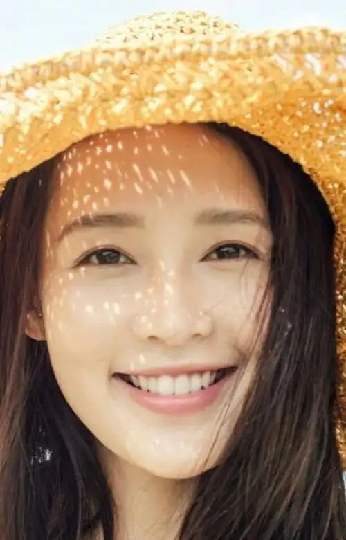 月牙眼笑起来眼睛弯弯的像月眼儿,清纯又水灵灵的感觉.