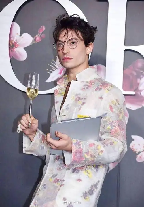 给大家安利个美人埃兹拉米勒ezramiller