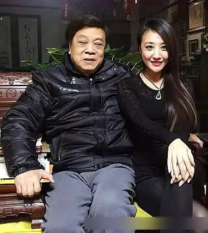 77岁主持人赵忠祥,近照硬朗,和老婆像"父女",住5亿豪宅_网易订阅