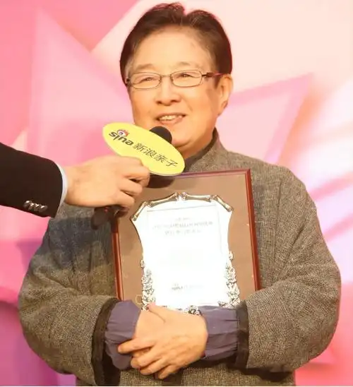 61岁董文华容貌已经老去,低调生活的她过得并不差,罕见露面 - 科技