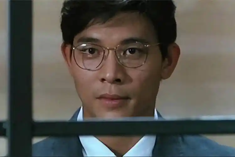 "反派专业户"吴毅将秀恩爱!被妻喂雪糕太甜蜜,61岁越老越面善