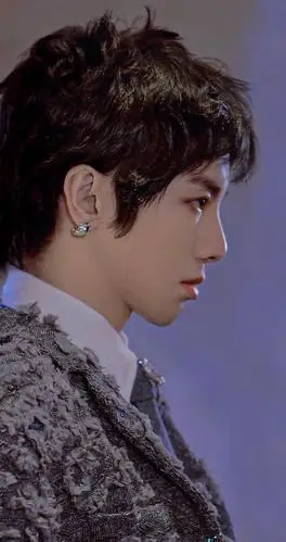 歌王华晨宇那些年出席活动而产出的绝美图片