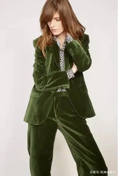 墨绿色西服套装,优雅的色彩,散发出迷人的光芒,特别适合走气质型路线