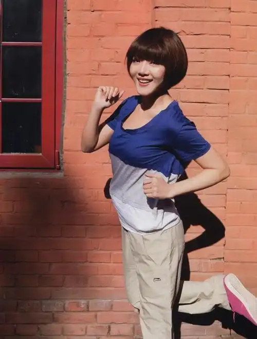 四川妹子邓家佳俏皮写真