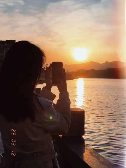 打卡江边夕阳拍照