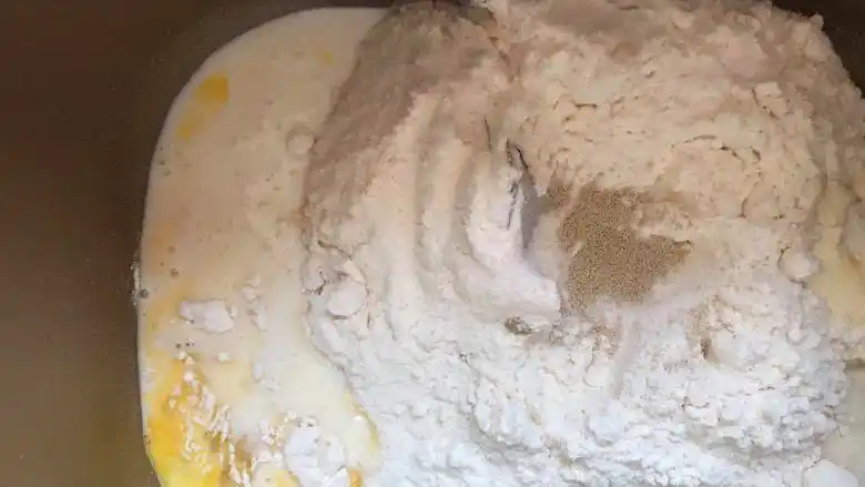 桃李毛毛虫奶油面包,中间挖个小坑把酵母粉放进去.