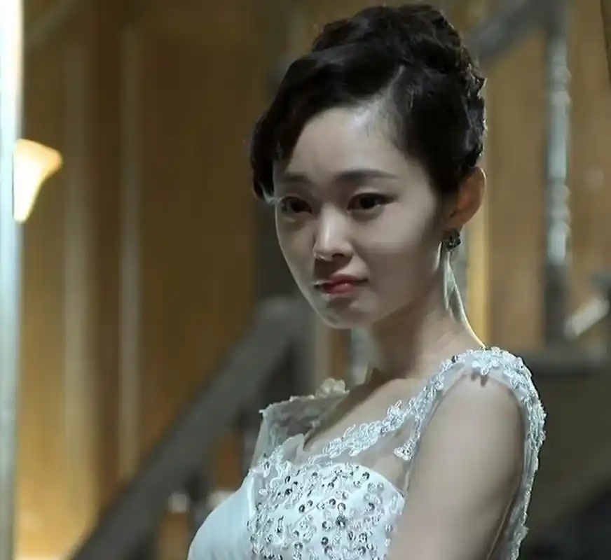 2015年,出演谍战剧《伪装者》中于曼丽这个角色,是宋轶演艺路上最重大