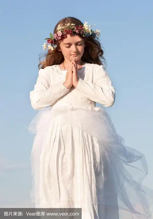 穿着白衣和花祈祷的小天使