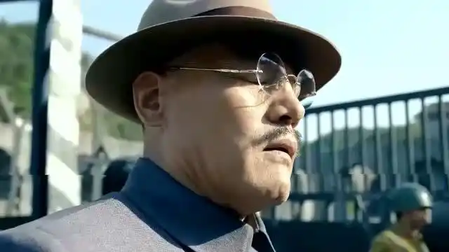 典狱长真牛,军统拿手令来监狱杀人,典狱长二话没说直接撕毁手令