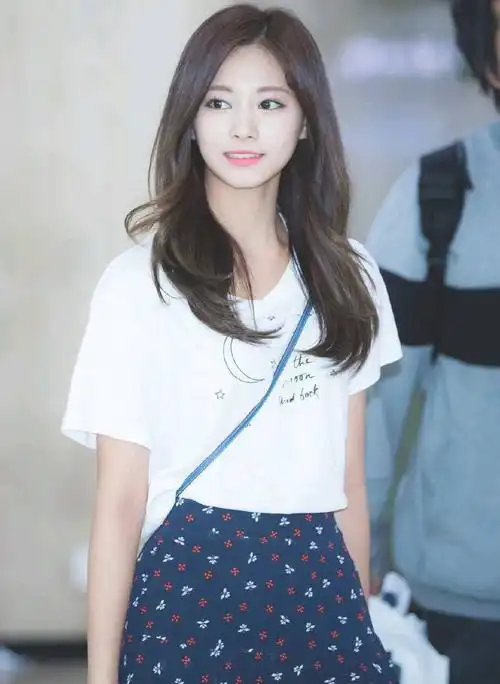 韩国人真的超吃周子瑜的颜了!李孝利说她是近来最美的女爱豆