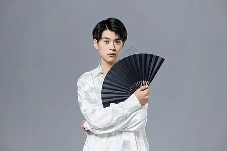 新中式男性手拿折扇图片