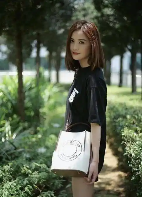 原创37岁阿sa暴瘦后重回颜值巅峰穿长款t恤玩下衣失踪短发超级甜美