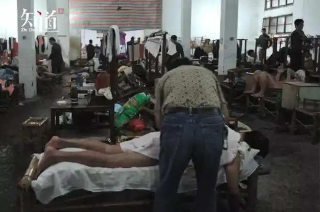 短短几分钟内,东北搓澡师可以在翻四面儿,搓下"泥"的同时,嘴皮子不停