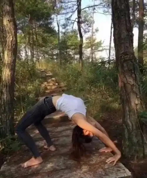 晨跑碰上一个练功的妹子