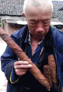 原创搞笑gif动图这是公交车上走路颤颤巍巍要我让座的老大爷