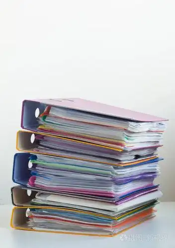 五个文件夹,文件堆放在桌子上的一堆里. 白色背景