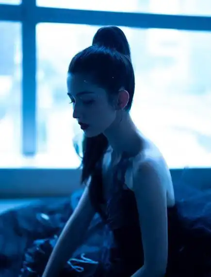 名门泽佳哈妮克孜黑天鹅造型太美了一袭抹胸黑纱效果神秘优雅