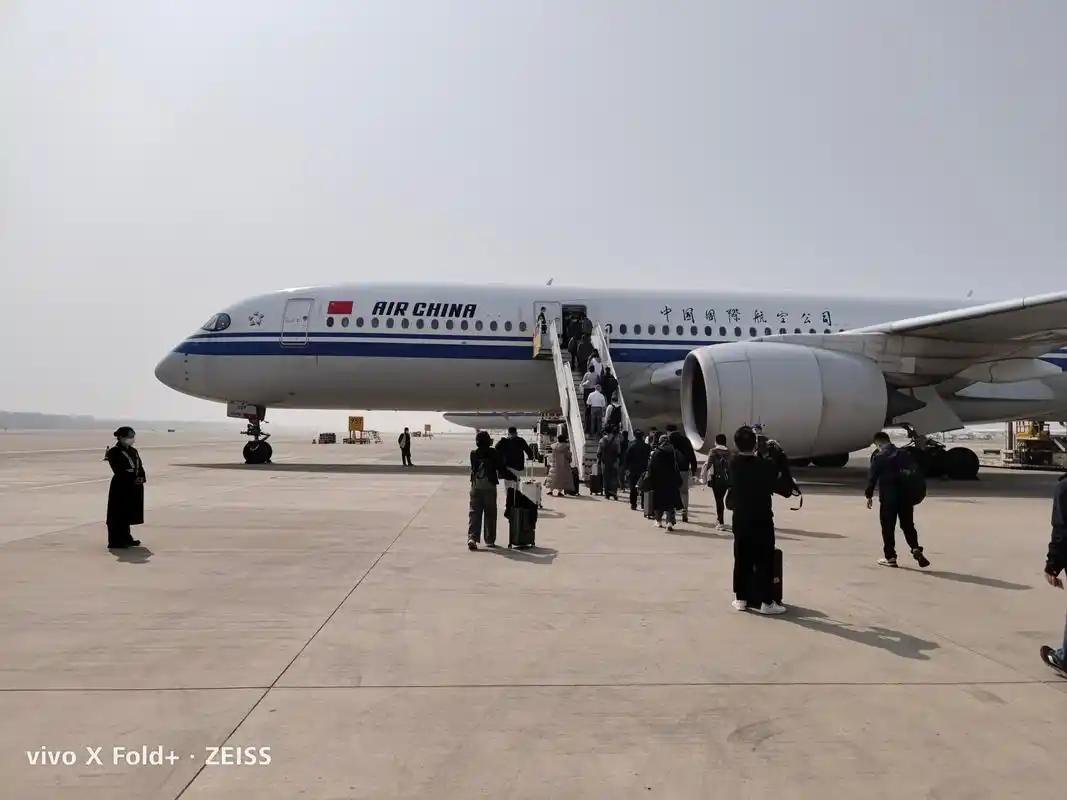 国航空客a350-900飞上海,去参加吉利魅族发布会.