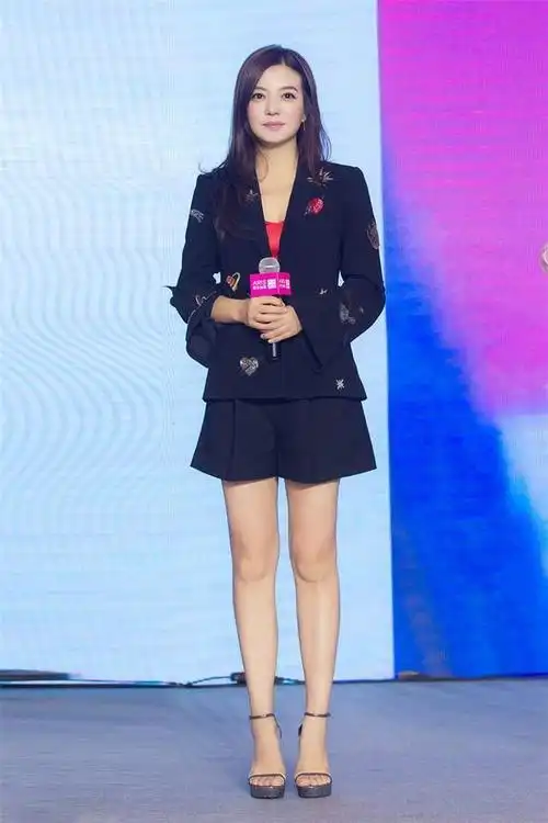 赵薇的超短裤子,露出白皙美腿,脚上的一字带凉鞋,充满高级感