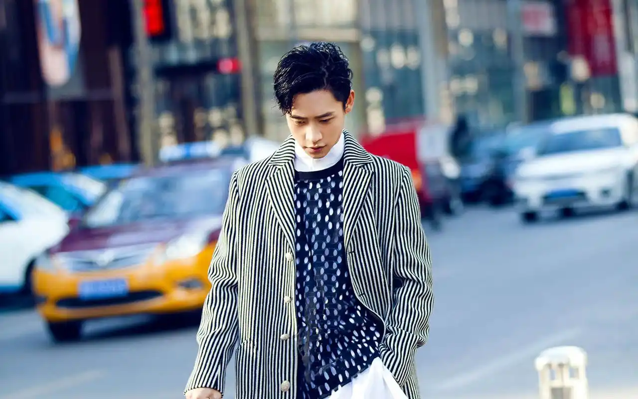 魏晨条纹外套三生帅气街拍图片壁纸