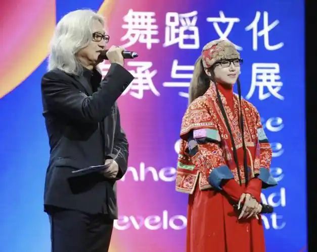 杨丽萍晒与傅艺伟前夫合影儿子去世1个月他走出悲痛笑容灿烂