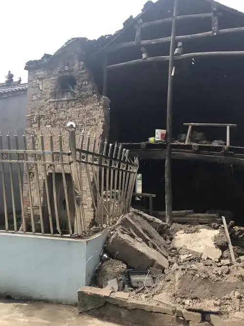 梅雨季节倒塌的老房子