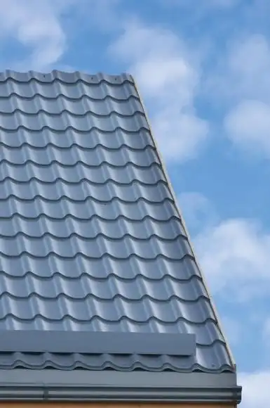 灰色瓦屋顶,大型详细垂直特写,现代住宅屋顶瓷砖细节纹理图案,明亮的