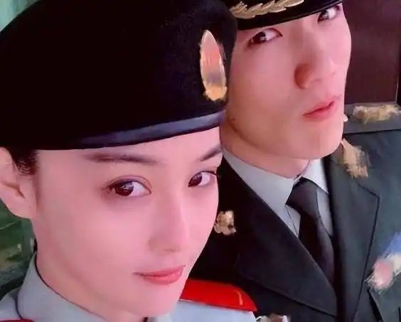 张馨予何捷同框撒糖,男方偷翻白眼,表情冷淡,网友:倒贴_互动_主动