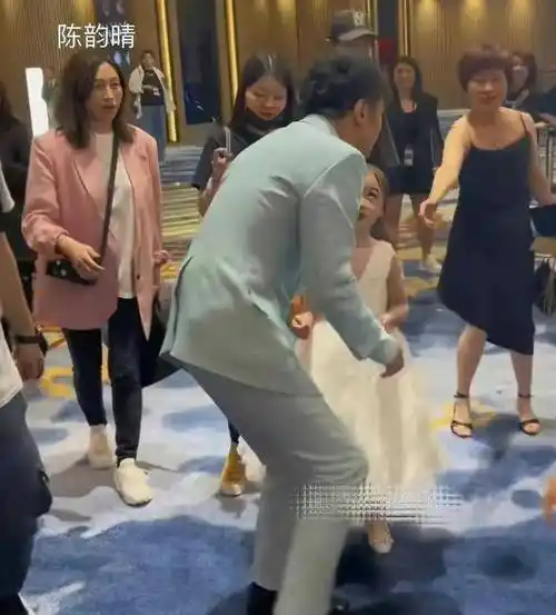 古巨基公开露面老婆素颜上不了台面,虽然穿的嫩,但脸不那么年轻